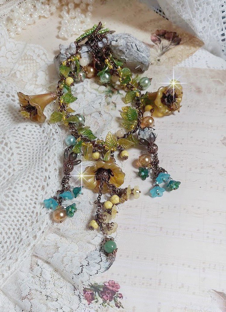 Collier Cézanne avec des grandes et petites fleurs peintes à la main à laquelle s’ajoute des feuilles, cristaux, pierres de Gemme : Aventurine et Jade Jaune, breloques, perles et accessoires Cuivre 