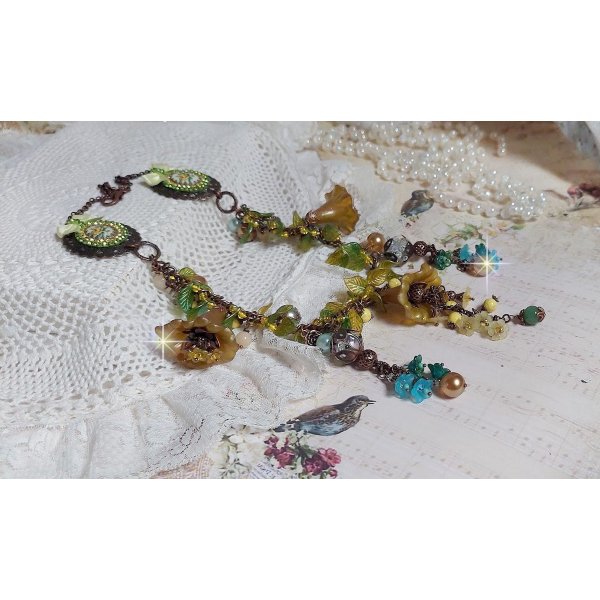 Collier Cézanne avec des grandes et petites fleurs peintes à la main à laquelle s’ajoute des feuilles, cristaux, pierres de Gemme : Aventurine et Jade Jaune, breloques, perles et accessoires Cuivre 