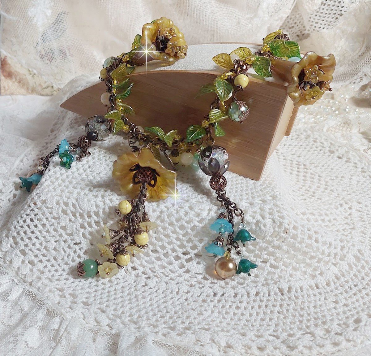 Collier Cézanne avec des grandes et petites fleurs peintes à la main à laquelle s’ajoute des feuilles, cristaux, pierres de Gemme : Aventurine et Jade Jaune, breloques, perles et accessoires Cuivre 