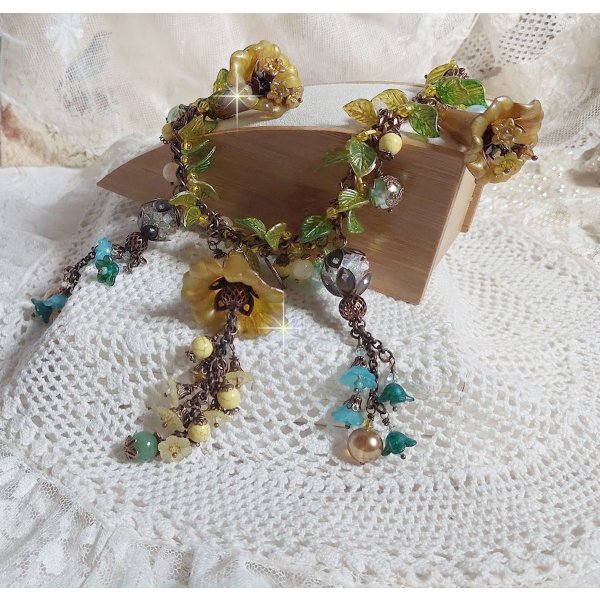 Collier C&eacute;zanne avec des grandes et petites fleurs peintes &agrave; la main &agrave; laquelle s&rsquo;ajoute des feuilles, cristaux, pierres de Gemme : Aventurine et Jade Jaune, breloques, perles et accessoires Cuivre 