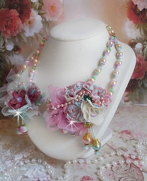 Collana Douceur Poudr&eacute;e Haute-Couture creata con pizzo, cristalli Swarovski, giada, perle, accessori placcati oro Flash su ottone 24 carati e rocailles.