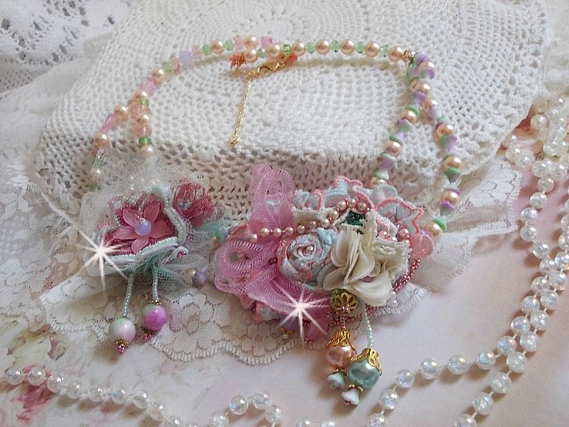 Collana Douceur Poudr&eacute;e Haute-Couture creata con pizzo, cristalli Swarovski, giada, perle, accessori placcati oro Flash su ottone 24 carati e rocailles.