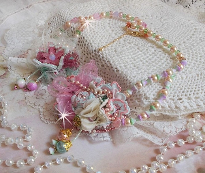 Collana Douceur Poudr&eacute;e Haute-Couture creata con pizzo, cristalli Swarovski, giada, perle, accessori placcati oro Flash su ottone 24 carati e rocailles.