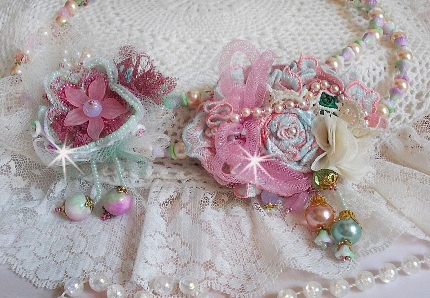 Collana Douceur Poudr&eacute;e Haute-Couture creata con pizzo, cristalli Swarovski, giada, perle, accessori placcati oro Flash su ottone 24 carati e rocailles.