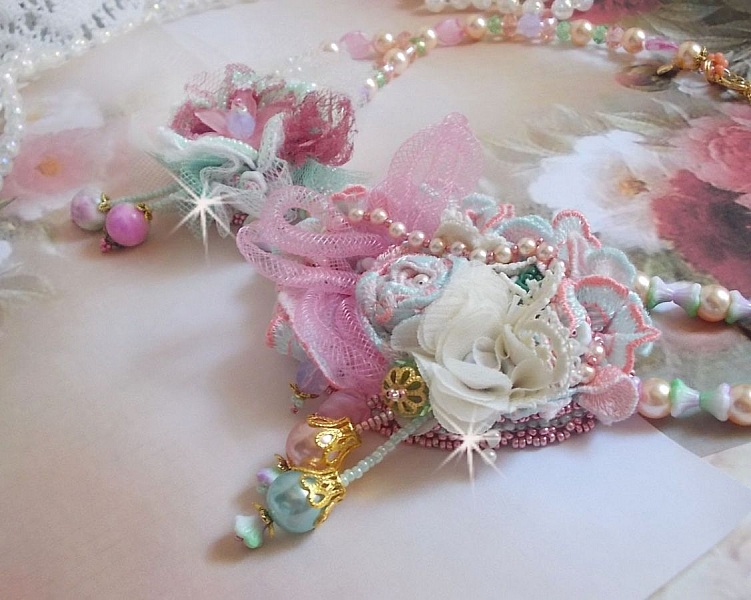 Collana Douceur Poudr&eacute;e Haute-Couture creata con pizzo, cristalli Swarovski, giada, perle, accessori placcati oro Flash su ottone 24 carati e rocailles.