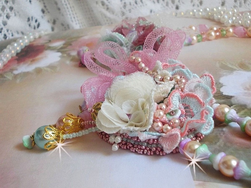 Collana Douceur Poudr&eacute;e Haute-Couture creata con pizzo, cristalli Swarovski, giada, perle, accessori placcati oro Flash su ottone 24 carati e rocailles.