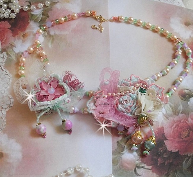 Collana Douceur Poudr&eacute;e Haute-Couture creata con pizzo, cristalli Swarovski, giada, perle, accessori placcati oro Flash su ottone 24 carati e rocailles.