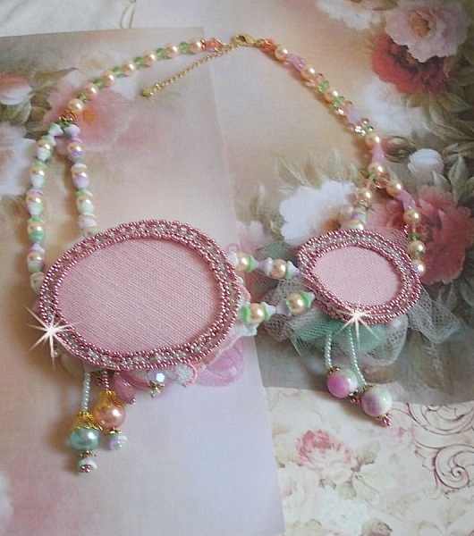 Collana Douceur Poudr&eacute;e Haute-Couture creata con pizzo, cristalli Swarovski, giada, perle, accessori placcati oro Flash su ottone 24 carati e rocailles.