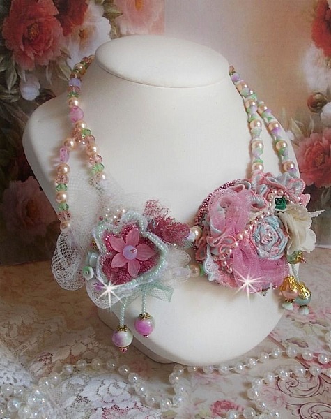 Collana Douceur Poudr&eacute;e Haute-Couture creata con pizzo, cristalli Swarovski, giada, perle, accessori placcati oro Flash su ottone 24 carati e rocailles.