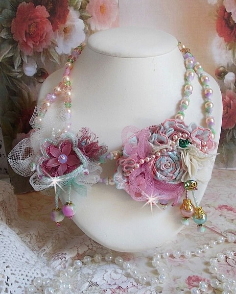 Collana Douceur Poudr&eacute;e Haute-Couture creata con pizzo, cristalli Swarovski, giada, perle, accessori placcati oro Flash su ottone 24 carati e rocailles.