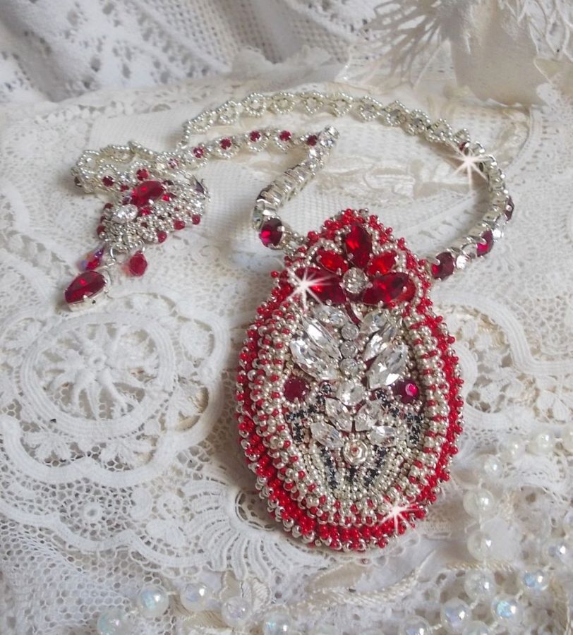 Collana Drigon Red ricamata con cristalli Swarovski rossi, perline d'argento, strass, chiusure e catene d'argento 925/1000