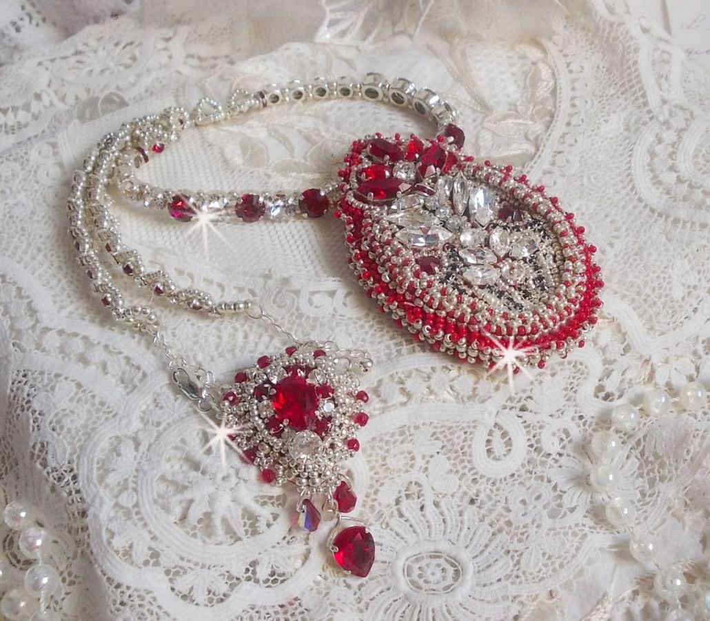 Collana Drigon Red ricamata con cristalli Swarovski rossi, perline d'argento, strass, chiusure e catene d'argento 925/1000