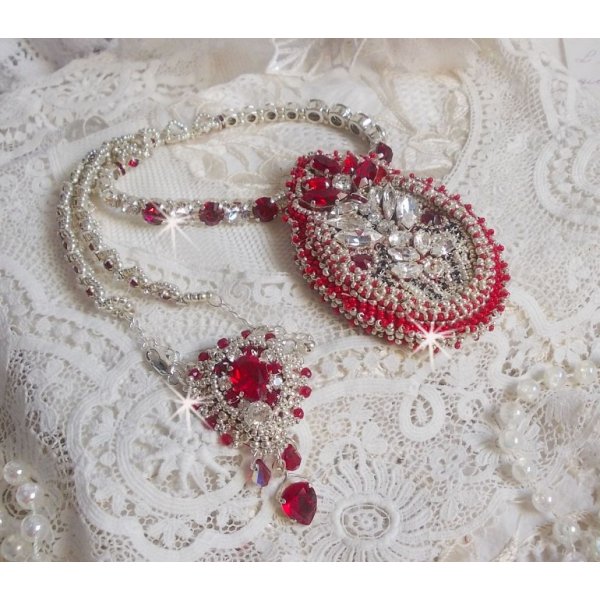 Collana Drigon Red ricamata con cristalli Swarovski rossi, perline d'argento, strass, chiusure e catene d'argento 925/1000