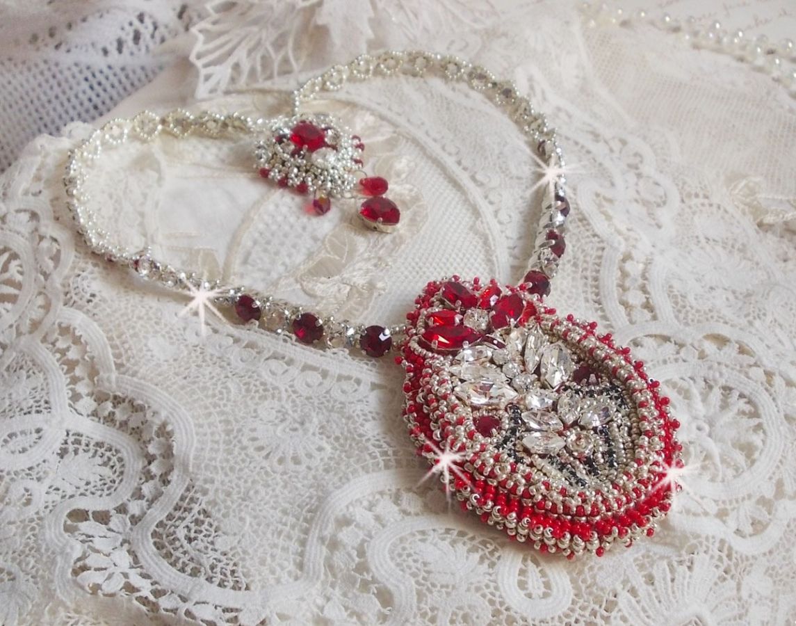 Collana Drigon Red ricamata con cristalli Swarovski rossi, perline d'argento, strass, chiusure e catene d'argento 925/1000