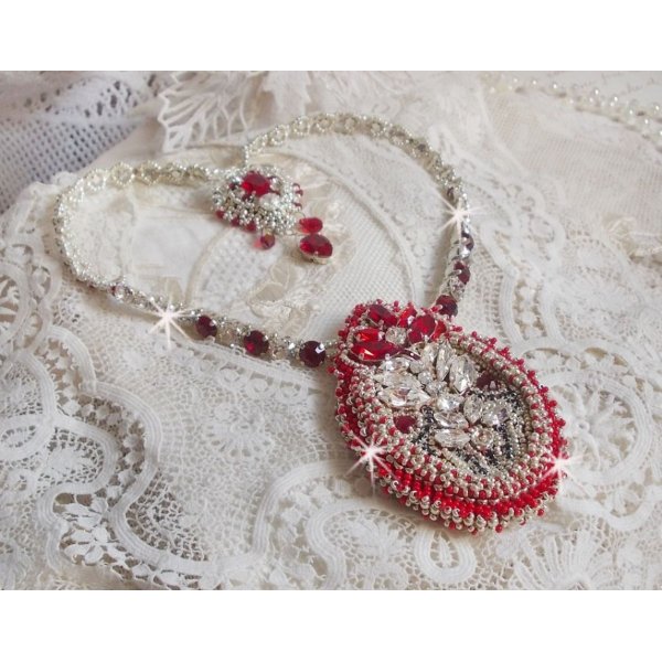 Collana Drigon Red ricamata con cristalli Swarovski rossi, perline d'argento, strass, chiusure e catene d'argento 925/1000
