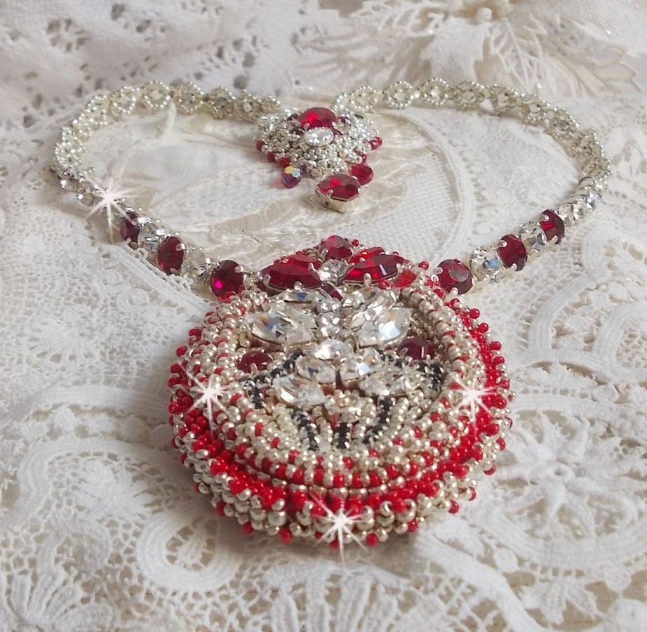 Collana Drigon Red ricamata con cristalli Swarovski rossi, perline d'argento, strass, chiusure e catene d'argento 925/1000