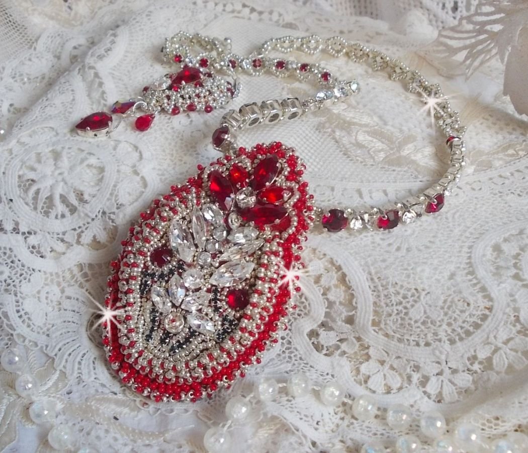 Collana Drigon Red ricamata con cristalli Swarovski rossi, perline d'argento, strass, chiusure e catene d'argento 925/1000