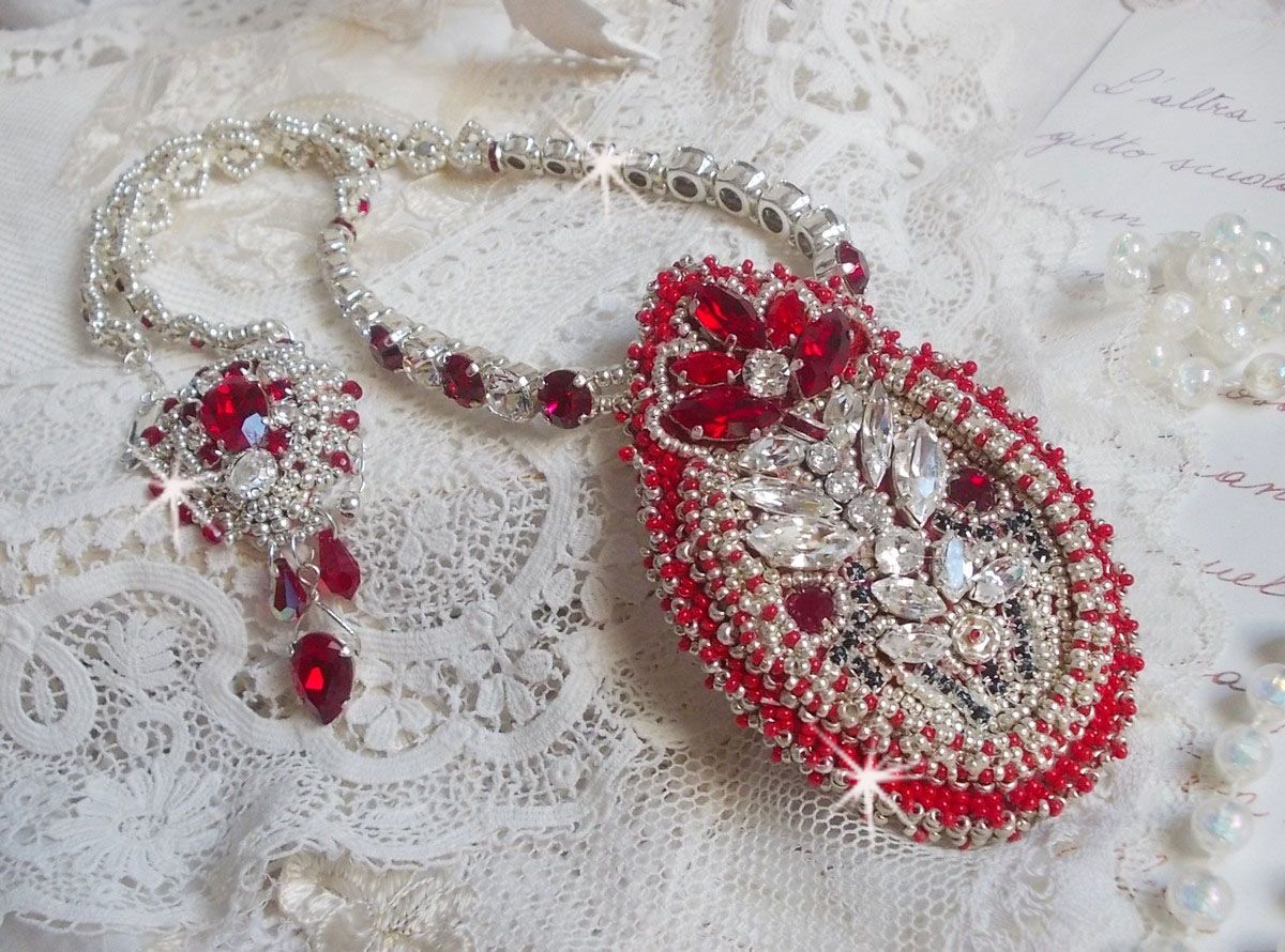 Collana Drigon Red ricamata con cristalli Swarovski rossi, perline d'argento, strass, chiusure e catene d'argento 925/1000