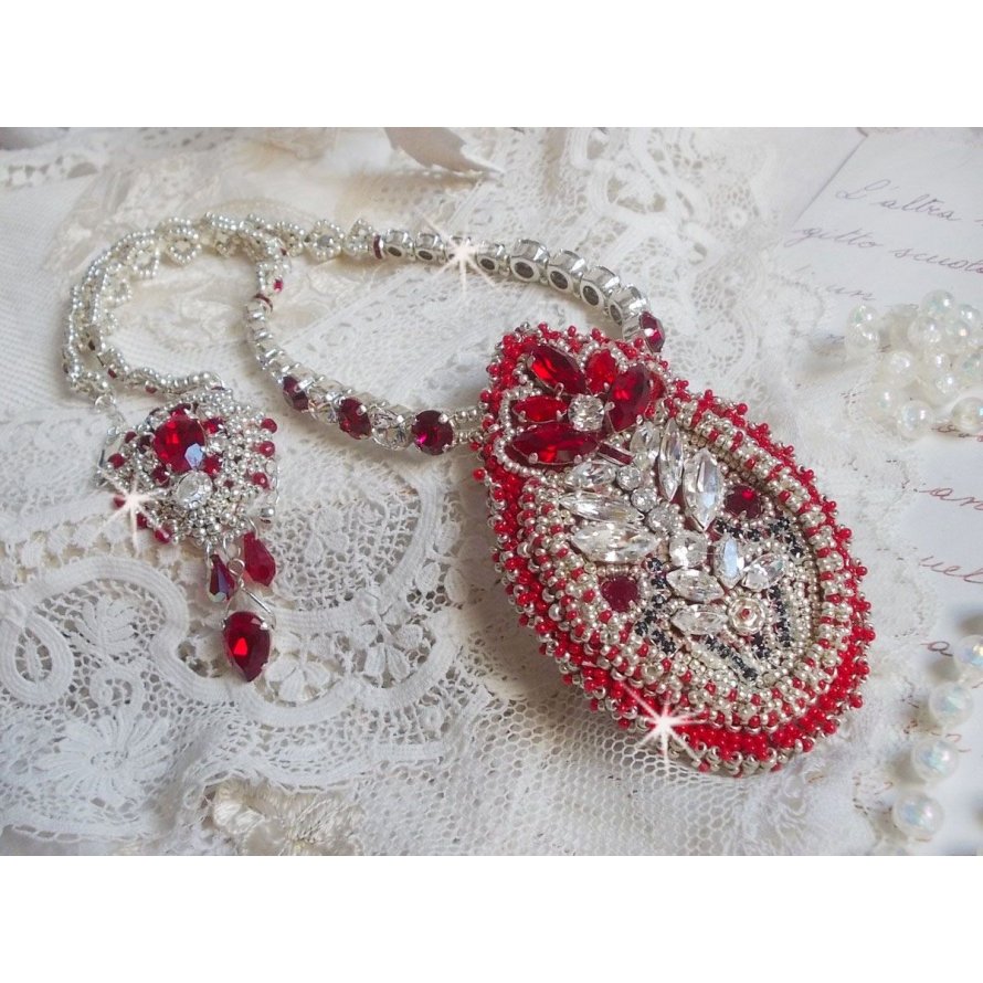 Collana Drigon Red ricamata con cristalli Swarovski rossi, perline d'argento, strass, chiusure e catene d'argento 925/1000