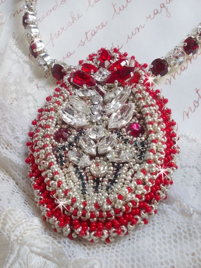 Collana Drigon Red ricamata con cristalli Swarovski rossi, perline d'argento, strass, chiusure e catene d'argento 925/1000