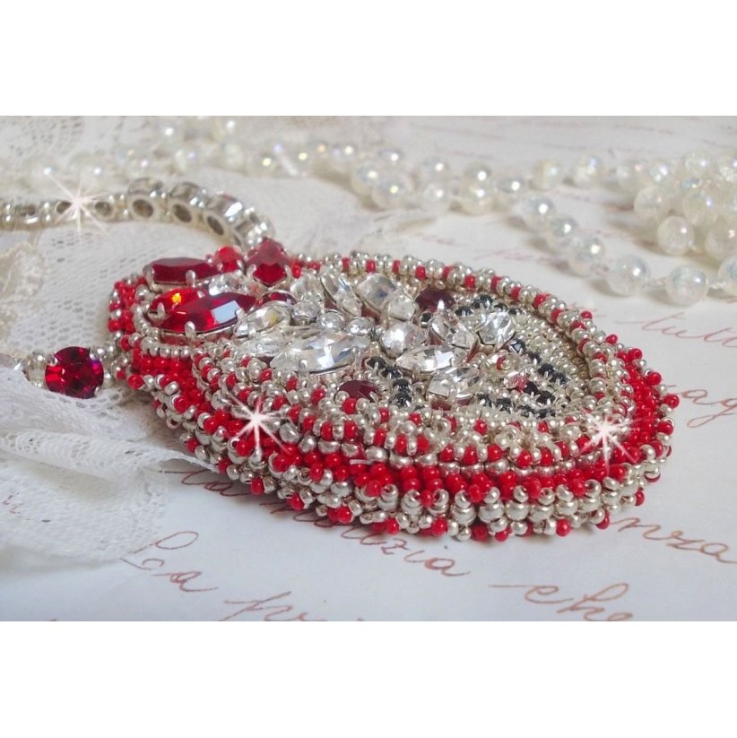 Collana Drigon Red ricamata con cristalli Swarovski rossi, perline d'argento, strass, chiusure e catene d'argento 925/1000