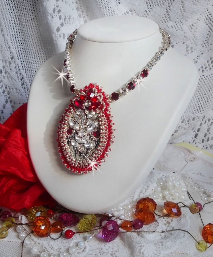 Collana Drigon Red ricamata con cristalli Swarovski rossi, perline d'argento, strass, chiusure e catene d'argento 925/1000