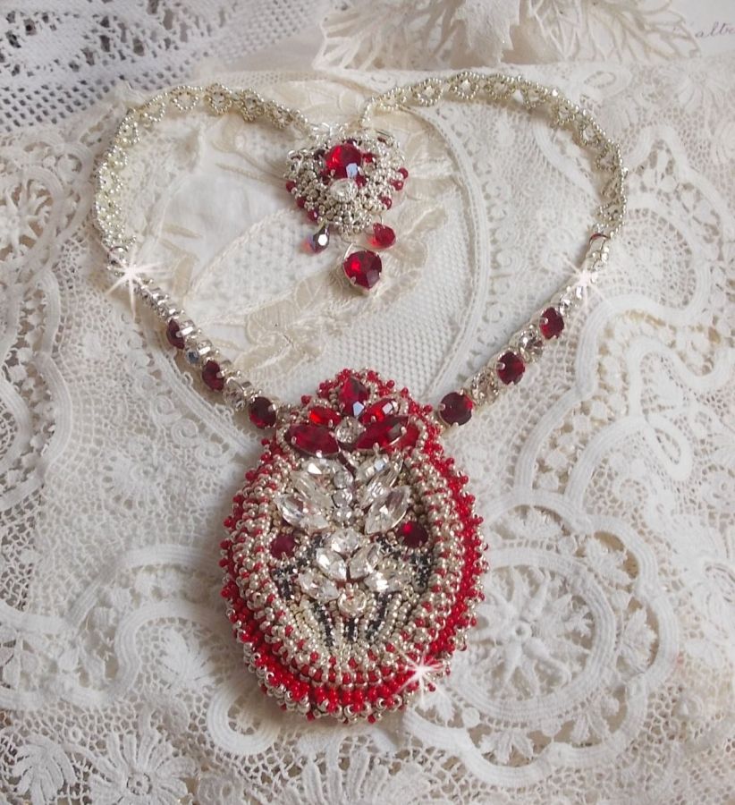 Collana Drigon Red ricamata con cristalli Swarovski rossi, perline d'argento, strass, chiusure e catene d'argento 925/1000