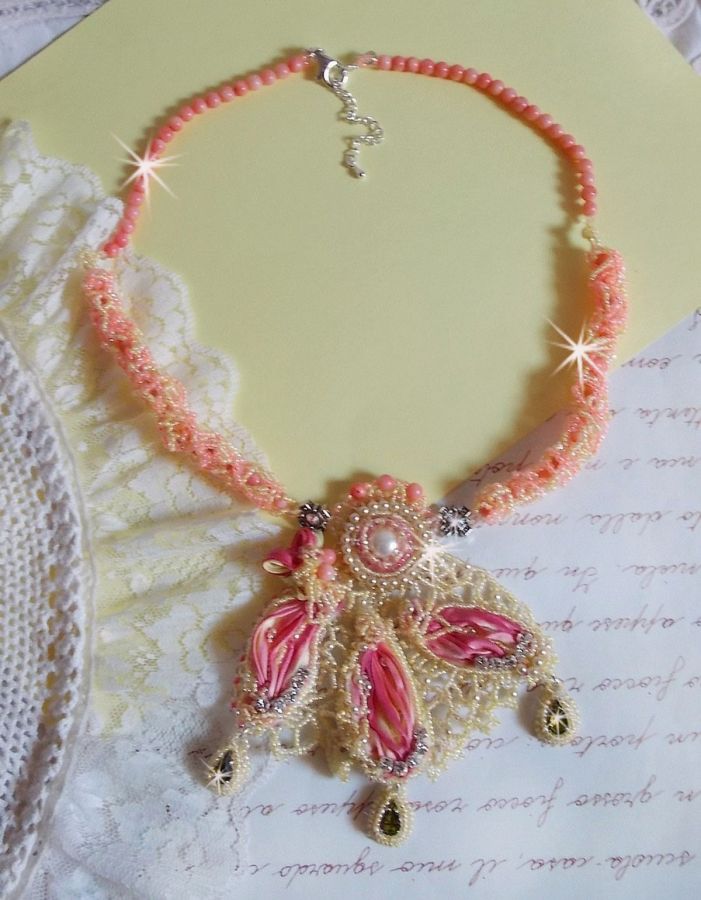 Collana Les Délices de l'Eté ricamata con un nastro di seta giallo e rosa, perle e cristalli Swarovski