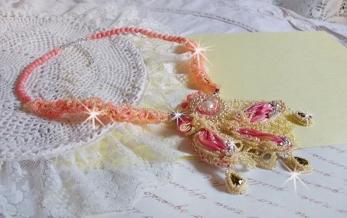 Collana Les Délices de l'Eté ricamata con un nastro di seta giallo e rosa, perle e cristalli Swarovski