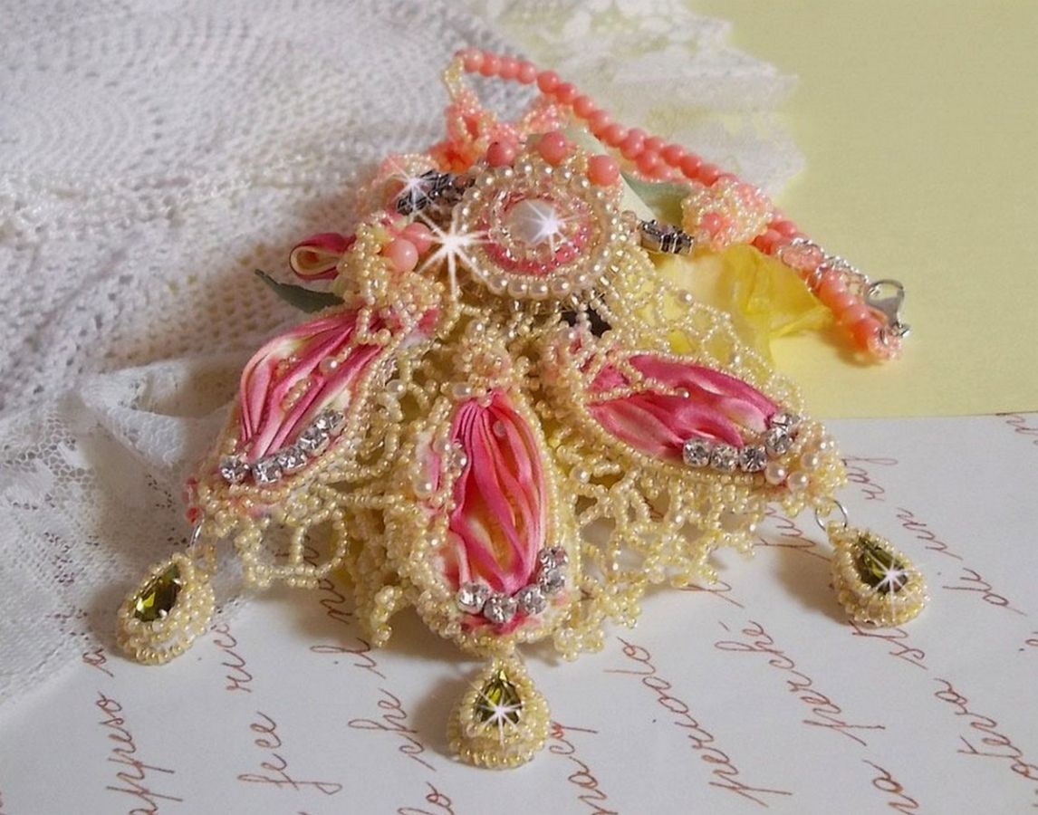 Collana Les Délices de l'Eté ricamata con un nastro di seta giallo e rosa, perle e cristalli Swarovski