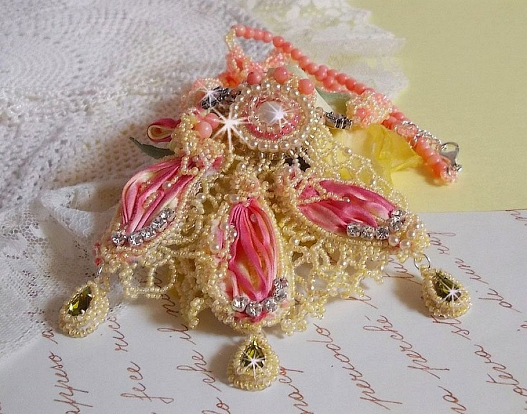 Collana Les D&eacute;lices de l'Et&eacute; ricamata con un nastro di seta giallo e rosa, perle e cristalli Swarovski