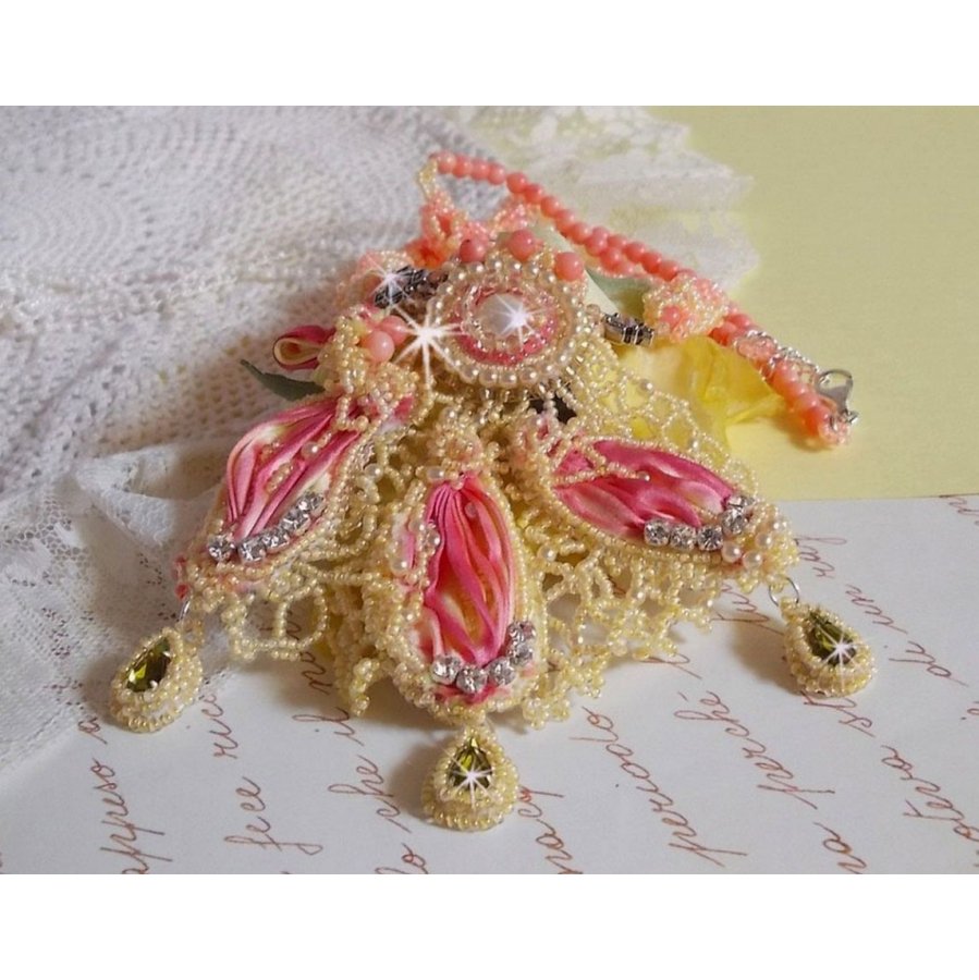 Collana Les Délices de l'Eté ricamata con un nastro di seta giallo e rosa, perle e cristalli Swarovski