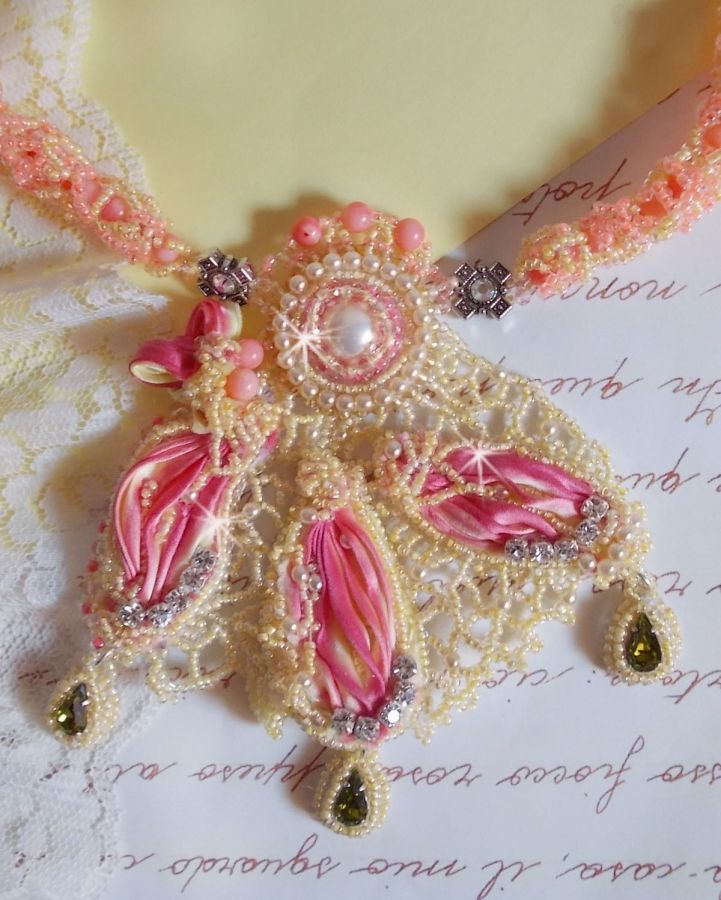 Collana Les Délices de l'Eté ricamata con un nastro di seta giallo e rosa, perle e cristalli Swarovski