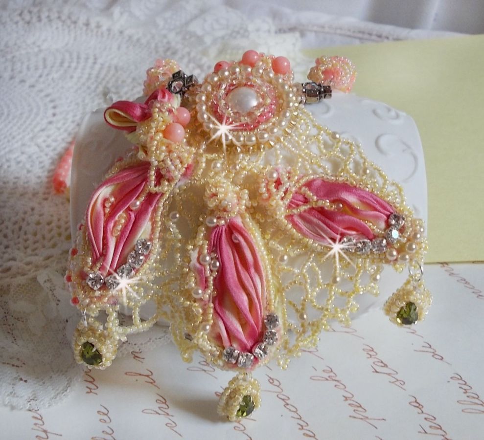 Collana Les Délices de l'Eté ricamata con un nastro di seta giallo e rosa, perle e cristalli Swarovski