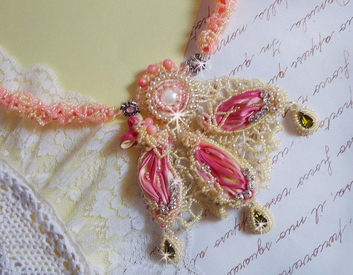 Collana Les Délices de l'Eté ricamata con un nastro di seta giallo e rosa, perle e cristalli Swarovski