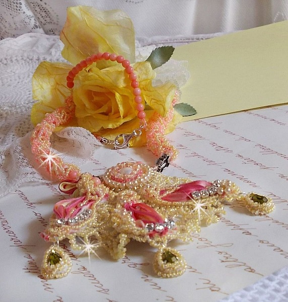 Collana Les D&eacute;lices de l'Et&eacute; ricamata con un nastro di seta giallo e rosa, perle e cristalli Swarovski