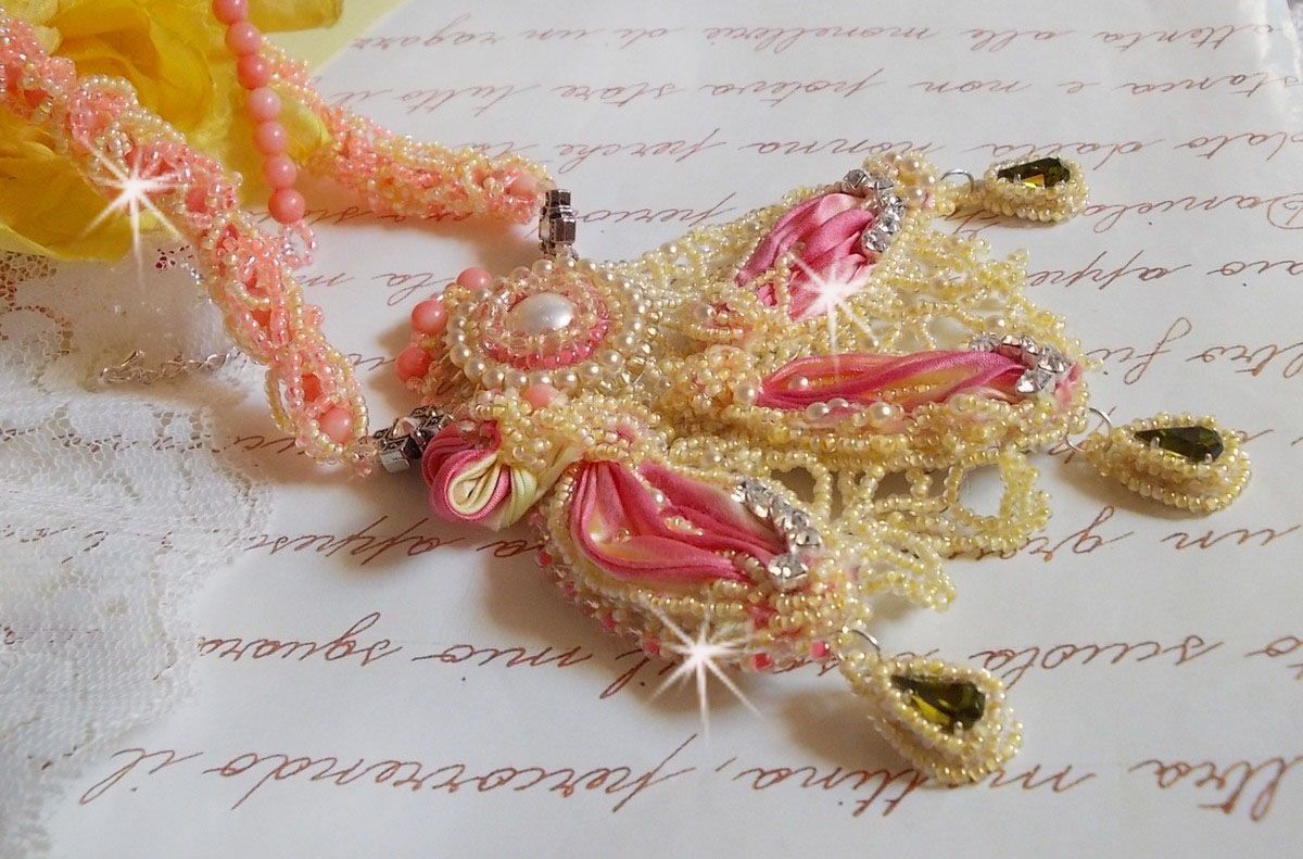 Collana Les Délices de l'Eté ricamata con un nastro di seta giallo e rosa, perle e cristalli Swarovski