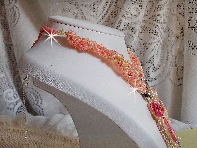 Collana Les D&eacute;lices de l'Et&eacute; ricamata con un nastro di seta giallo e rosa, perle e cristalli Swarovski