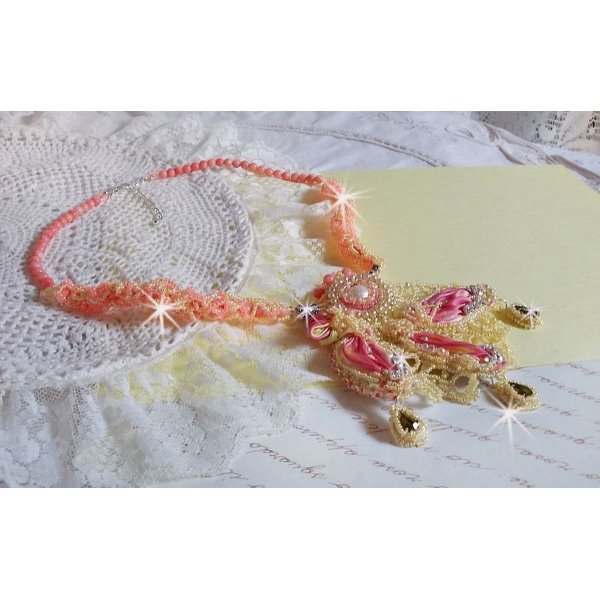 Collana Les Délices de l'Eté ricamata con un nastro di seta giallo e rosa, perle e cristalli Swarovski