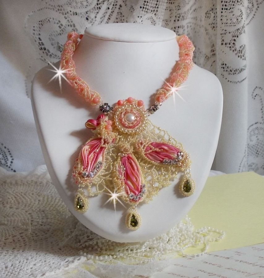 Collana Les Délices de l'Eté ricamata con un nastro di seta giallo e rosa, perle e cristalli Swarovski