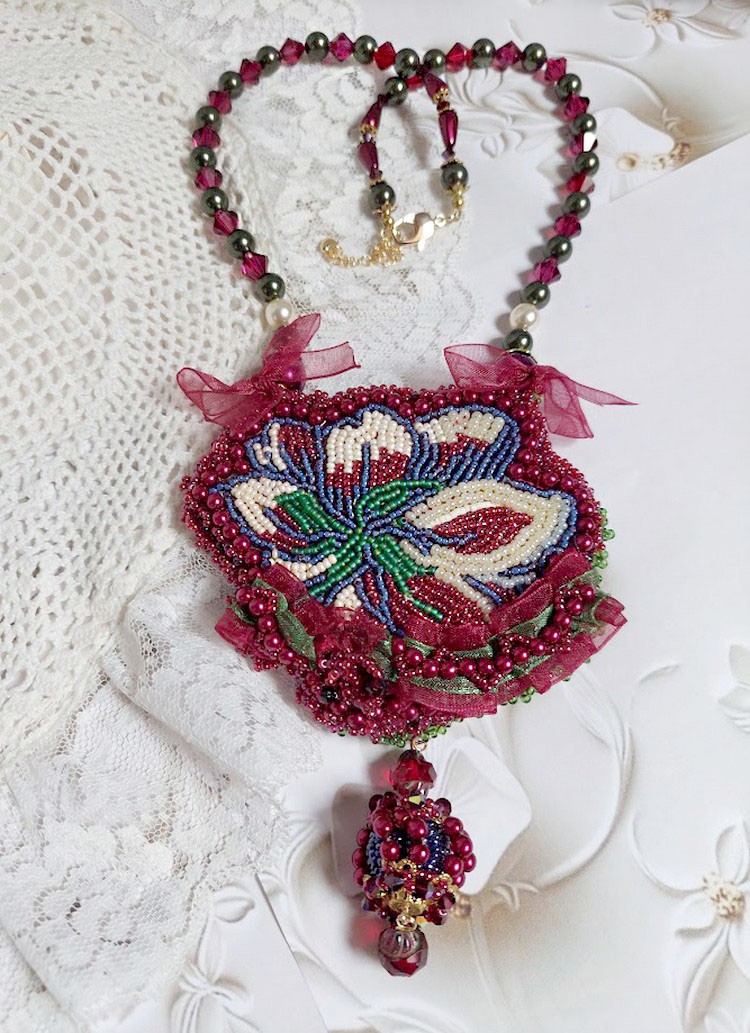 Collana Enchantement d'Automne ricamata con perle Bordeaux, pizzi, perle varie e perline