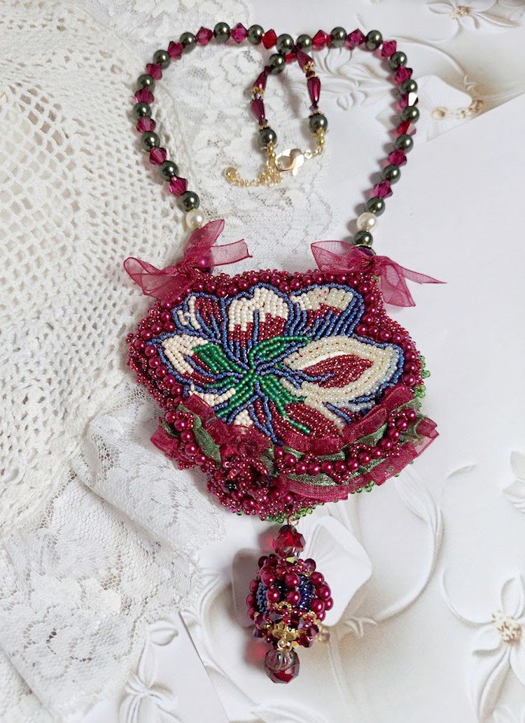 Collana Enchantement d'Automne ricamata con perle Bordeaux, pizzi, perle varie e perline