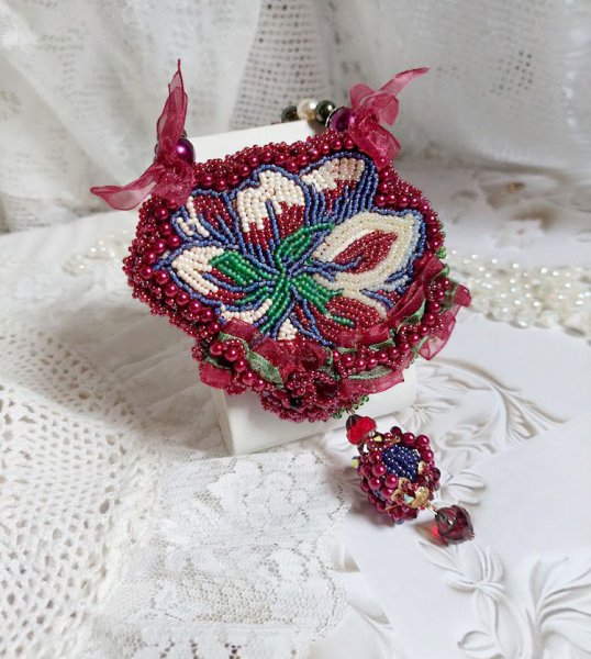 Collana Enchantement d'Automne ricamata con perle Bordeaux, pizzi, perle varie e perline