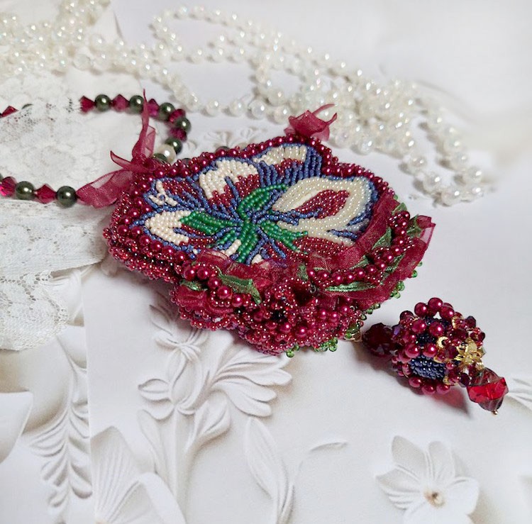 Collana Enchantement d'Automne ricamata con perle Bordeaux, pizzi, perle varie e perline