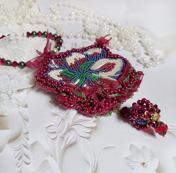 Collana Enchantement d'Automne ricamata con perle Bordeaux, pizzi, perle varie e perline