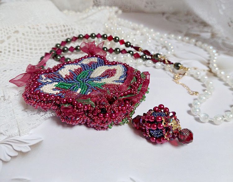 Collana Enchantement d'Automne ricamata con perle Bordeaux, pizzi, perle varie e perline