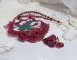 Collana Enchantement d'Automne ricamata con perle Bordeaux, pizzi, perle varie e perline