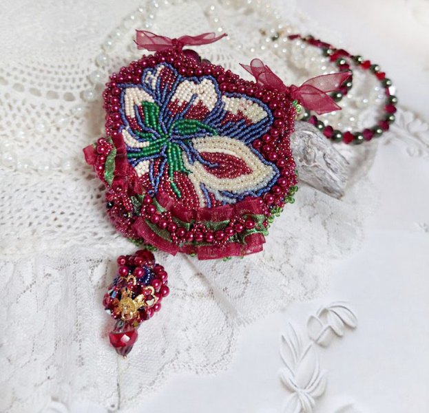 Collana Enchantement d'Automne ricamata con perle Bordeaux, pizzi, perle varie e perline