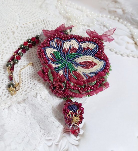 Collana Enchantement d'Automne ricamata con perle Bordeaux, pizzi, perle varie e perline