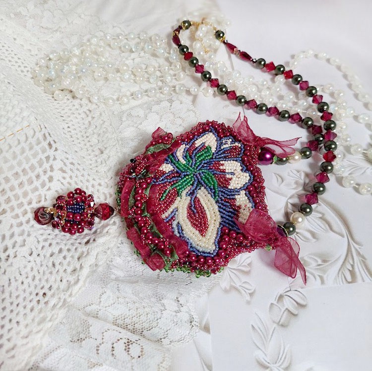 Collana Enchantement d'Automne ricamata con perle Bordeaux, pizzi, perle varie e perline